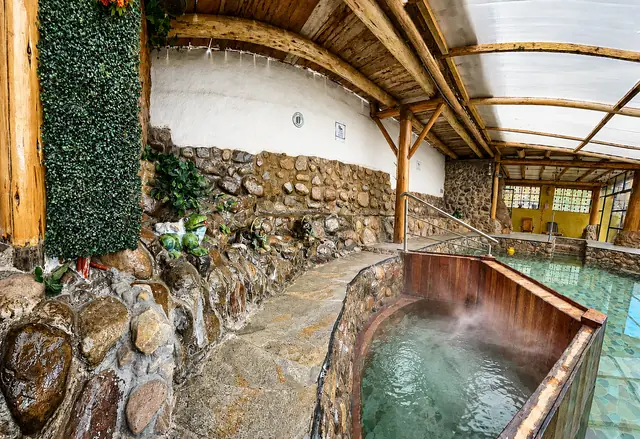 Jacuzzi del área de spa de Unu Samay en Urubamba