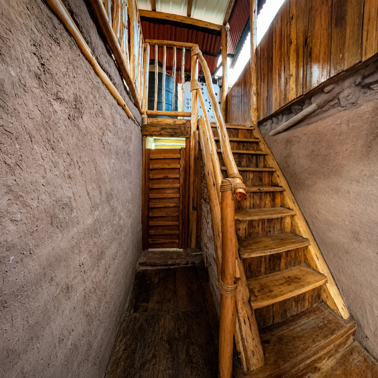 Escaleras de madera de la casa de campo Unu Samay