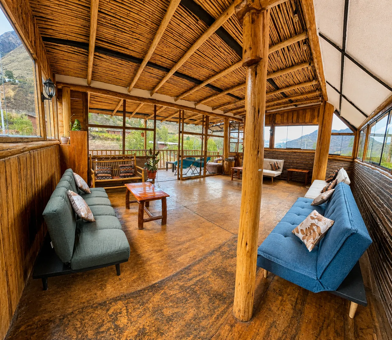 Salón rústico de la casa de campo Unu Samay