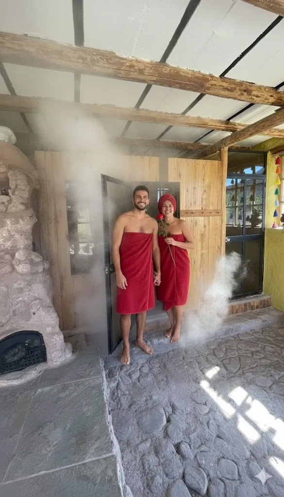 Pareja junto al sauna a vapor de Unu Samay